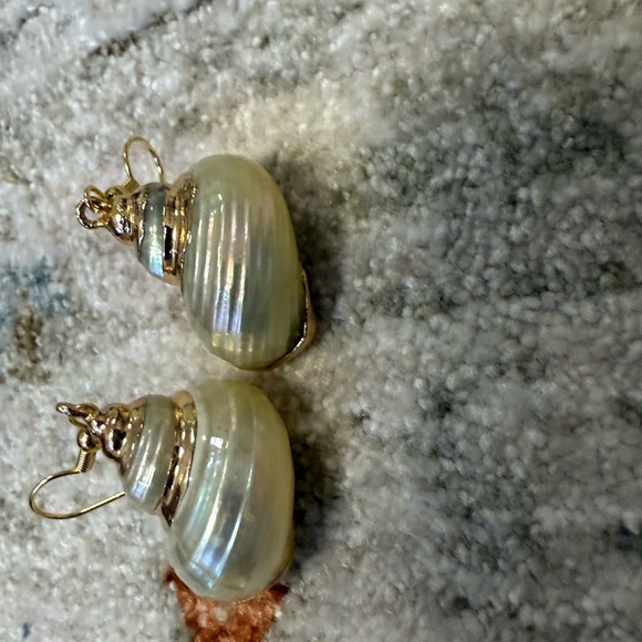 Elegant Gold and Cream Shell Earrings - Picture 3 of 5